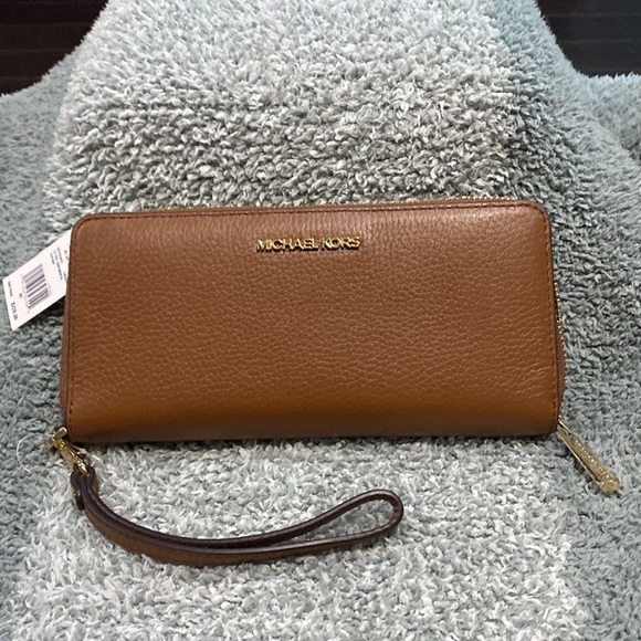 Michael Kors wristlet purse - Picture 2 of 10
